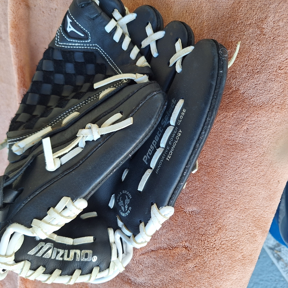 Mizuno Black and White Baseball Glove